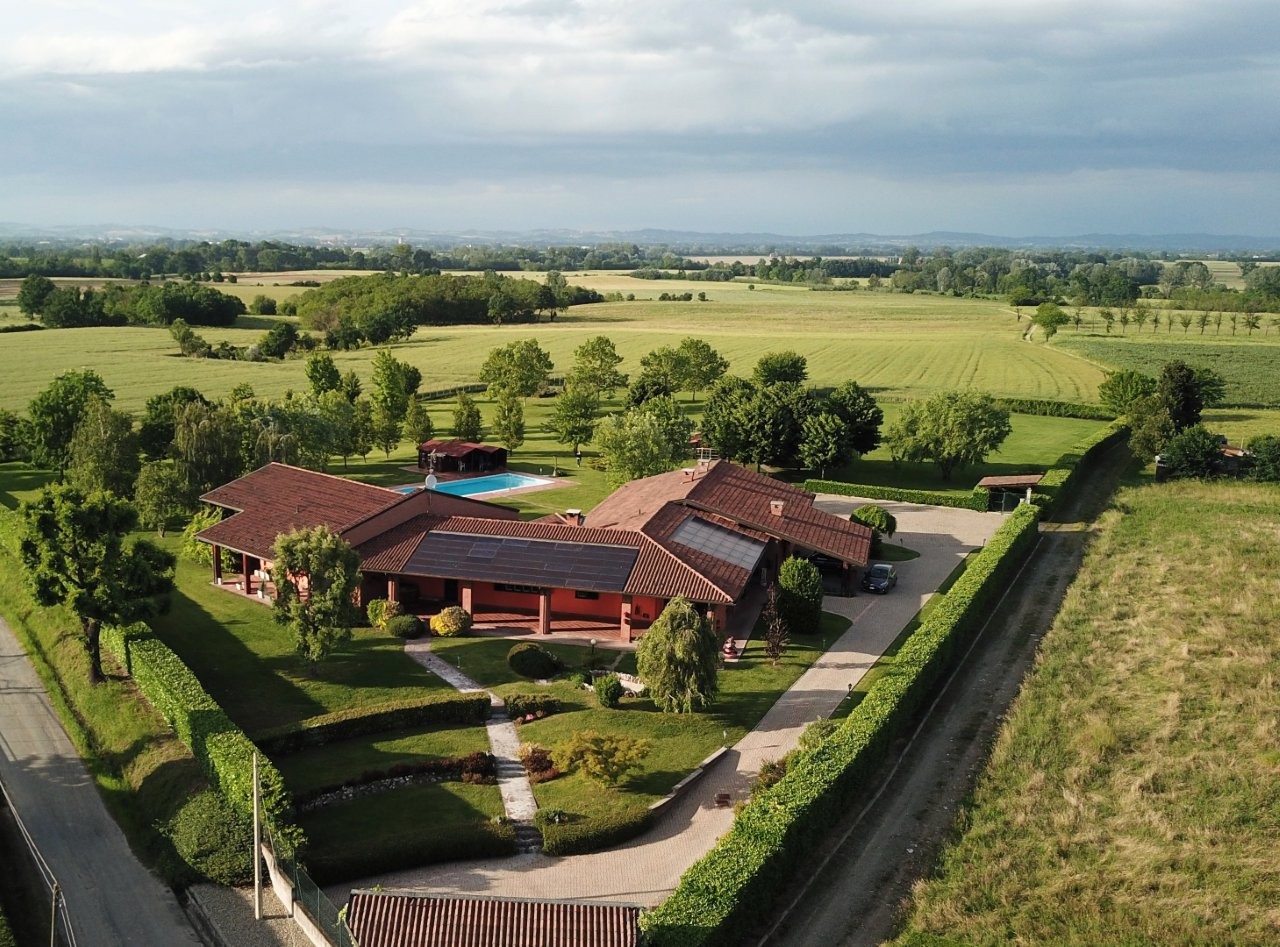 Cod: H289 Immobile: Villa con piscina, dependance, parco e garages  Immobile: H289